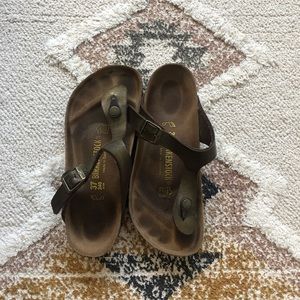 Birkenstock's Gizeh Golden Brown
